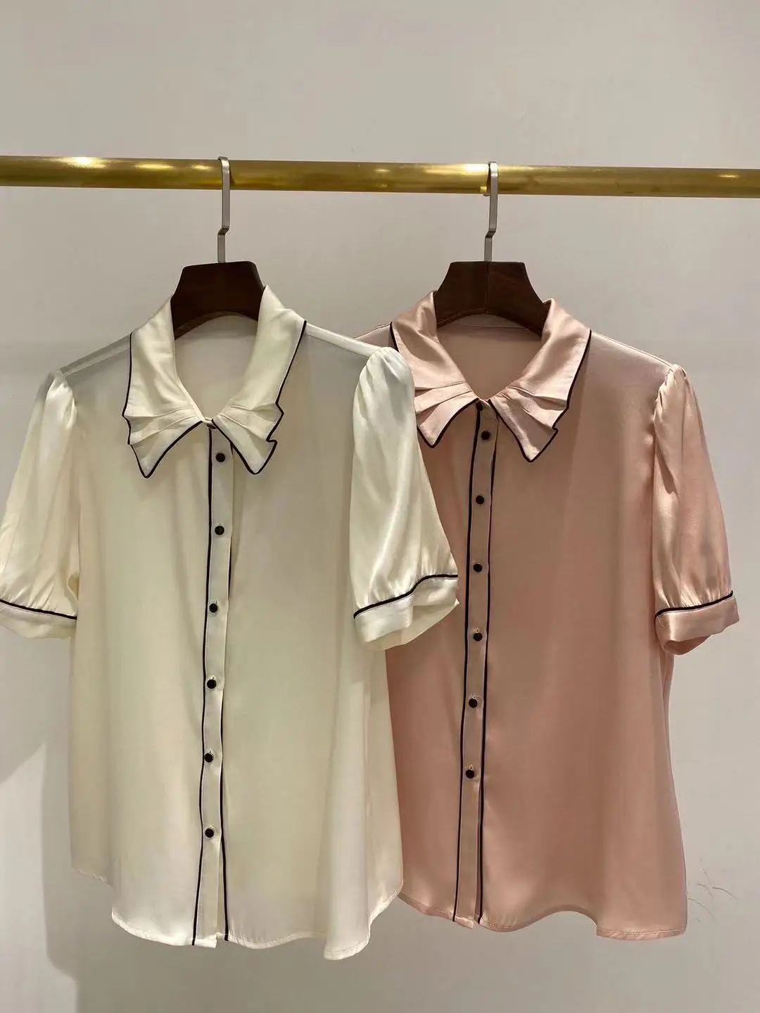 2021 Summer Runway Blouse Women New Fashion Peter pan Collar Short Sleeves Single Breasted Casual Shirt Silk Tops
2021 Summer Runway Blouse Women New Fashion Peter pan Collar Short Sleeves Single Breasted Casual Shirt Silk Tops