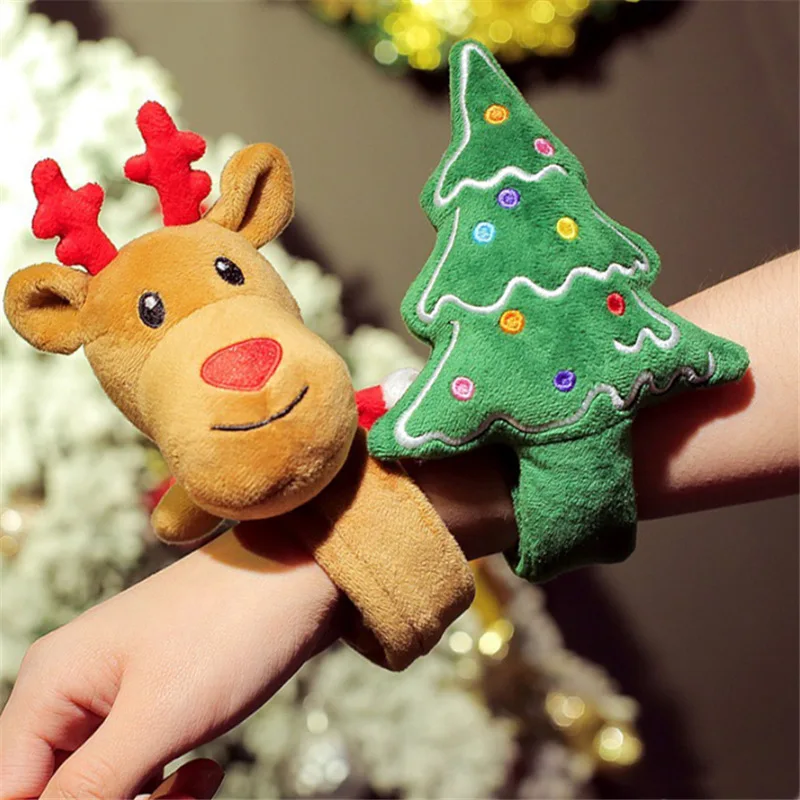The Christmas Elk Patted Santa Claus and Took The Christmas Tree Decoration as a Gift in His Hand as a Bracelet
The Christmas Elk Patted Santa Claus and Took The Christmas Tree Decoration as a Gift in His Hand as a Bracelet