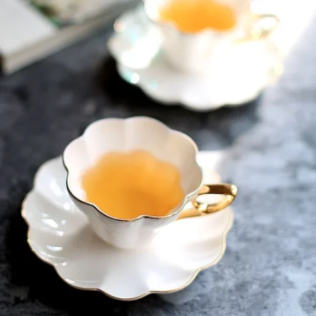 

Набор простых чайных чашек и блюдец, белая фарфоровая европейская роскошная кофейная чашка 240 мл, чайная чашка из костяного фарфора с ложкой...