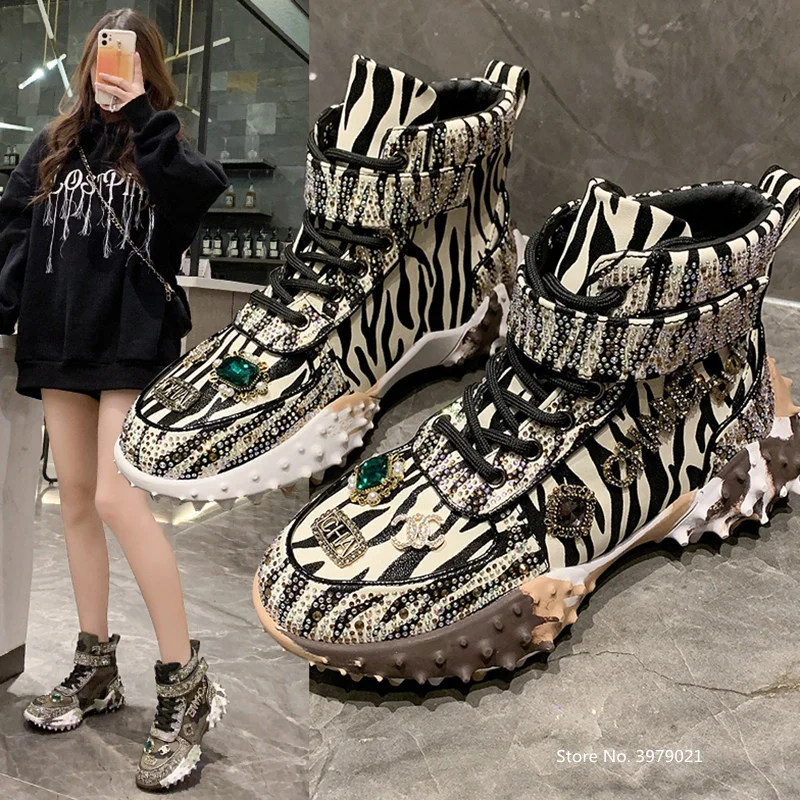 Niche High-top Shoes Women 2021 Winter New European Station Heavy Industry Old Sports Rhinestone Zebra Print Canvas Short Boots 
Niche High-top Shoes Women 2021 Winter New European Station Heavy Industry Old Sports Rhinestone Zebra Print Canvas Short Boots