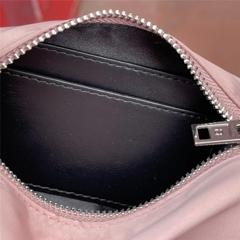 In 2020, the new woman single shoulder bag handbag silk material female alar bag fashion luxury brands women handbags
In 2020, the new woman single shoulder bag handbag silk material female alar bag fashion luxury brands women handbags