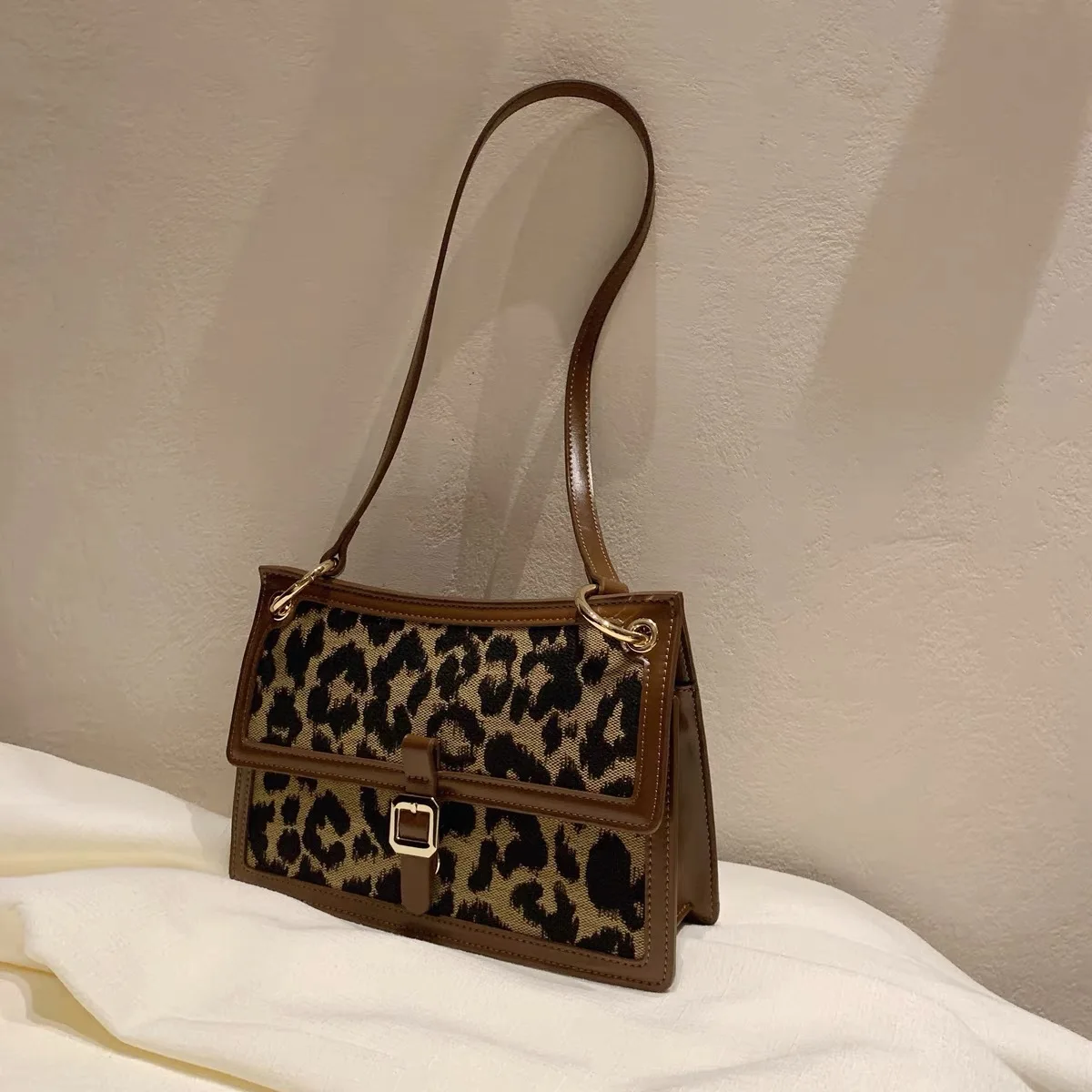 Retro Leopard Shoulder Bags for Women Pu Leather Autumn Ladies Bag Fashion Long Strap Female Handbags Daily Dating New
Retro Leopard Shoulder Bags for Women Pu Leather Autumn Ladies Bag Fashion Long Strap Female Handbags Daily Dating New