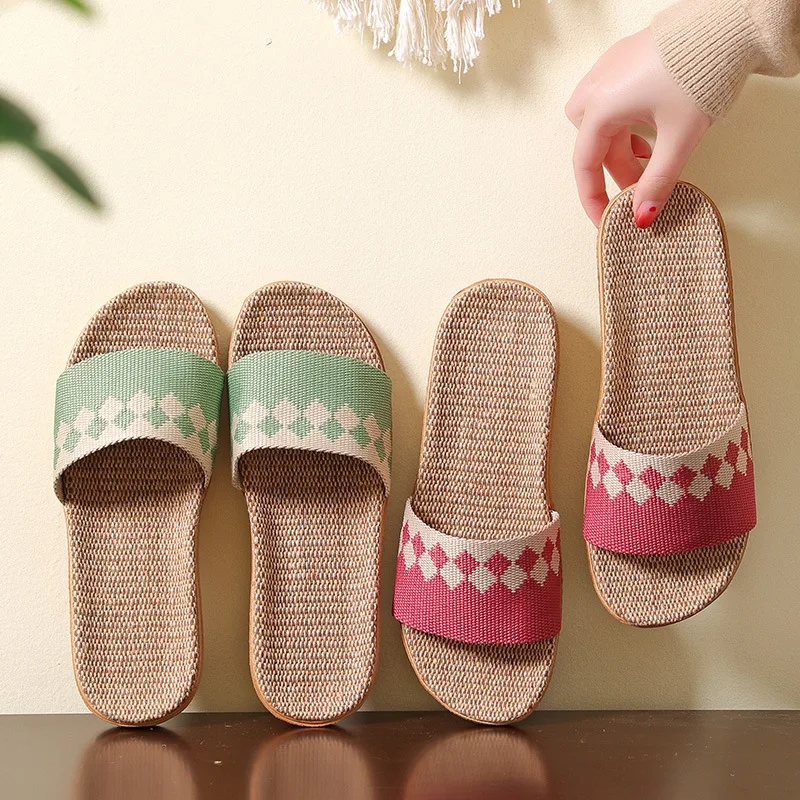 Women Men Block Linen Indoor and Outdoor Home Wooden Floor Tiles Slip Summer Four Seasons Linen Open Toe Straw Straw Slippers
Women Men Block Linen Indoor and Outdoor Home Wooden Floor Tiles Slip Summer Four Seasons Linen Open Toe Straw Straw Slippers