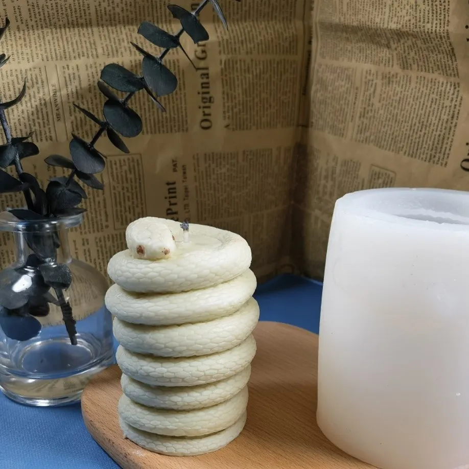 Силиконовая форма в форме змеи для ароматизированных свечей 
Силиконовая форма в форме змеи для ароматизированных свечей