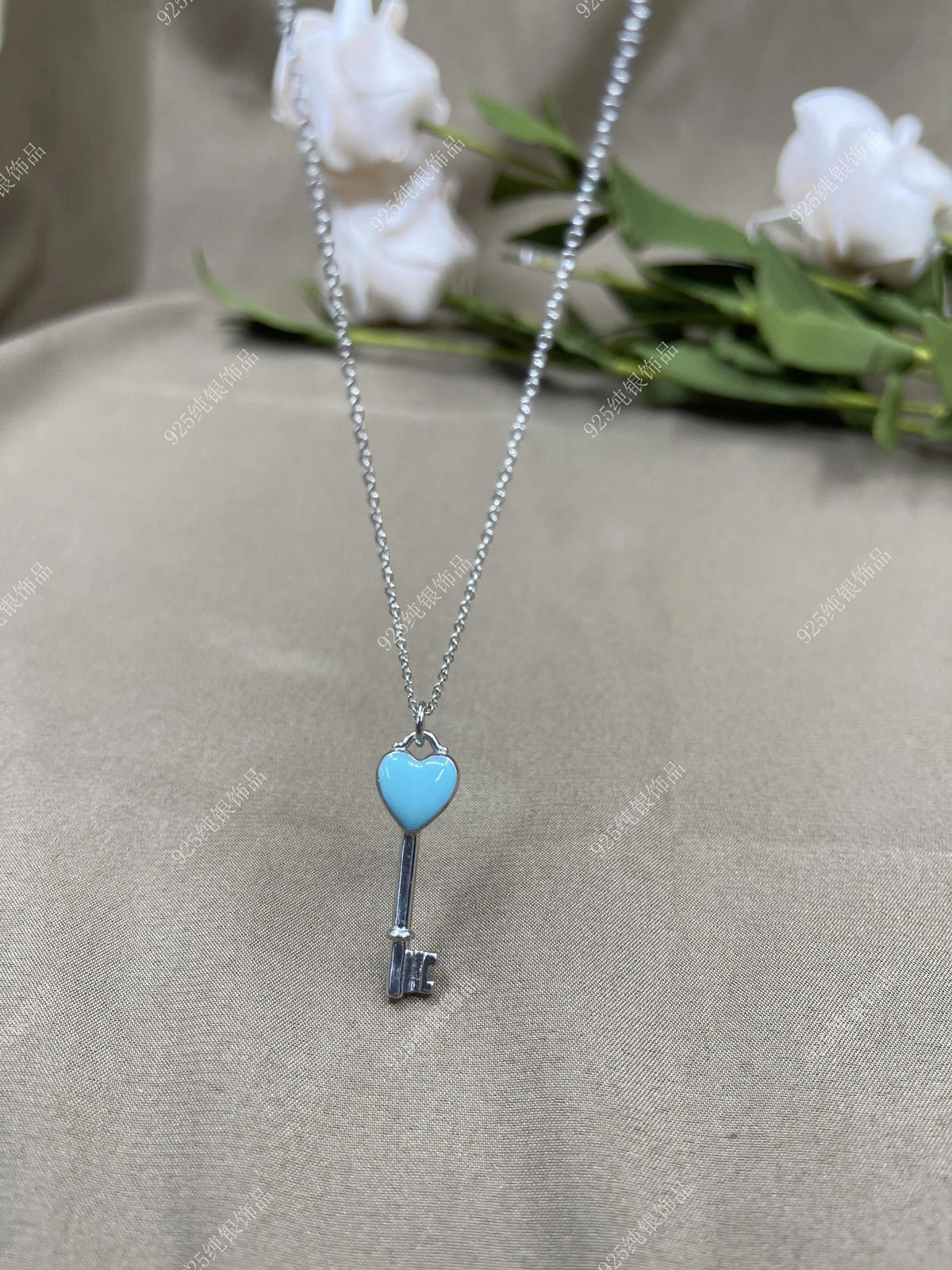 S925 pure silver mini key form personality necklace men and women holiday gifts
S925 pure silver mini key form personality necklace men and women holiday gifts