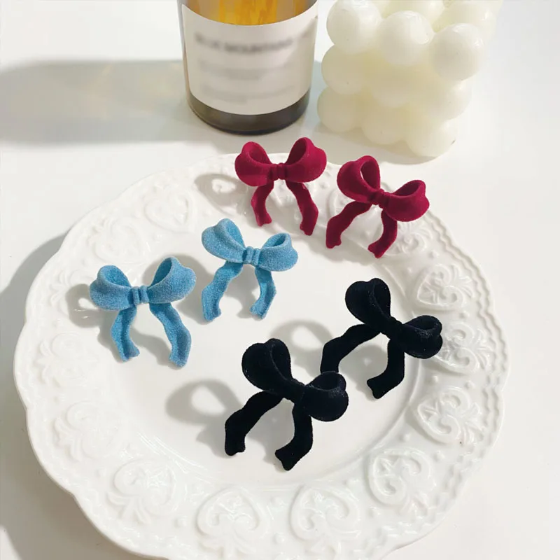 2022 New Trendy French Vintage Colorful Flocking Bow Earrings Cute Sweet Small Studs Earrings for Women Party Accessories
2022 New Trendy French Vintage Colorful Flocking Bow Earrings Cute Sweet Small Studs Earrings for Women Party Accessories