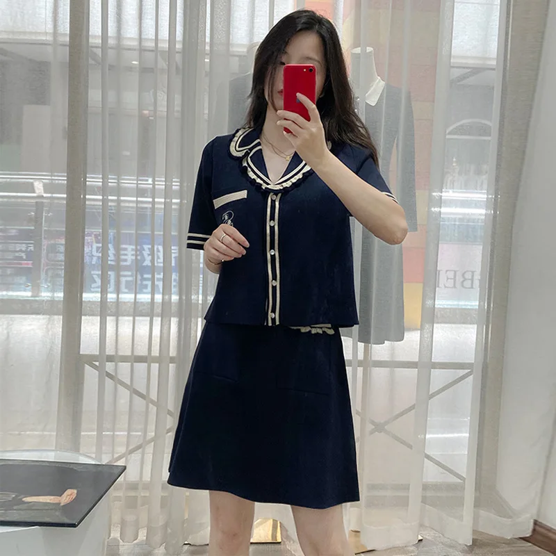 2021 Autumn New Color-blocking Letter Embroidery Top + A-line Skirt Two-piece Suit Women Cardigan and Skirt
2021 Autumn New Color-blocking Letter Embroidery Top + A-line Skirt Two-piece Suit Women Cardigan and Skirt