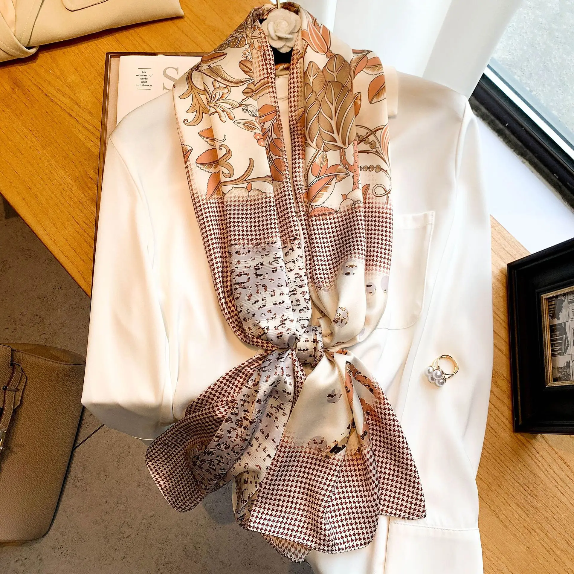 2021 Spring Scarf for Women Print Silk Feeling Hair Foulard Female Bandana scarves shawls pashimina beach stole luxury brand
2021 Spring Scarf for Women Print Silk Feeling Hair Foulard Female Bandana scarves shawls pashimina beach stole luxury brand