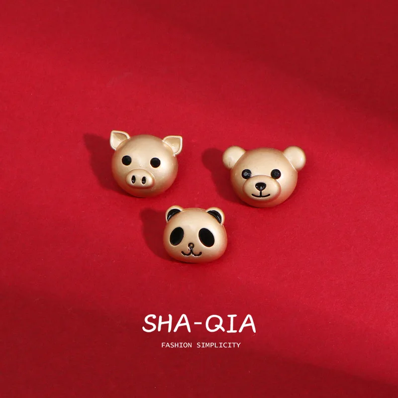 New Ins Fashion Cartoon Golden Bear Pig Brooch Creative Small Cute Animal Student Badge Dress Pin For Children Girls Boys Gift
New Ins Fashion Cartoon Golden Bear Pig Brooch Creative Small Cute Animal Student Badge Dress Pin For Children Girls Boys Gift