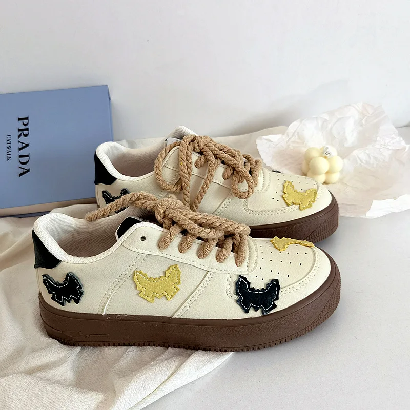 Женские кроссовки, новинка весны 2022, модная повседневная обувь для девочек, низкая толстая подошва, кожаная обувь в винтажном стиле ретро
Женские кроссовки, новинка весны 2022, модная повседневная обувь для девочек, низкая толстая подошва, кожаная обувь в винтажном стиле ретро