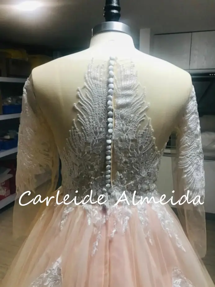 Scoop Neck Ball Gown Champagne Wedding Dress with Unique Lace Appliques Bride Dress 3/4 Sleeves Luxury Hochzeitskleid
Scoop Neck Ball Gown Champagne Wedding Dress with Unique Lace Appliques Bride Dress 3/4 Sleeves Luxury Hochzeitskleid