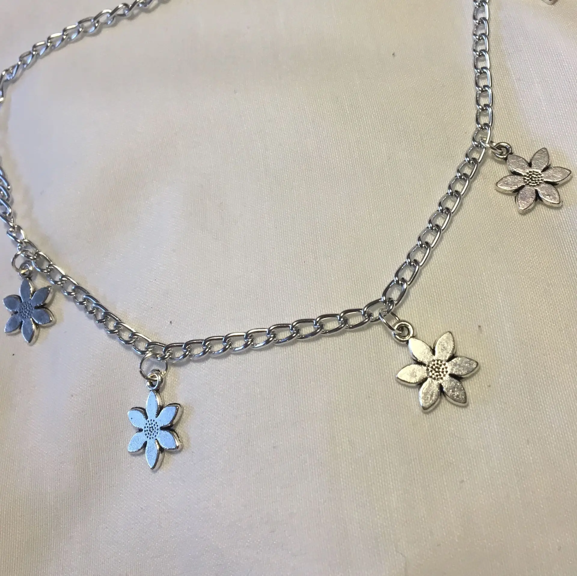 Instagram flower pendant necklace can be used with hip hop lovers in Europe and the United States
Instagram flower pendant necklace can be used with hip hop lovers in Europe and the United States