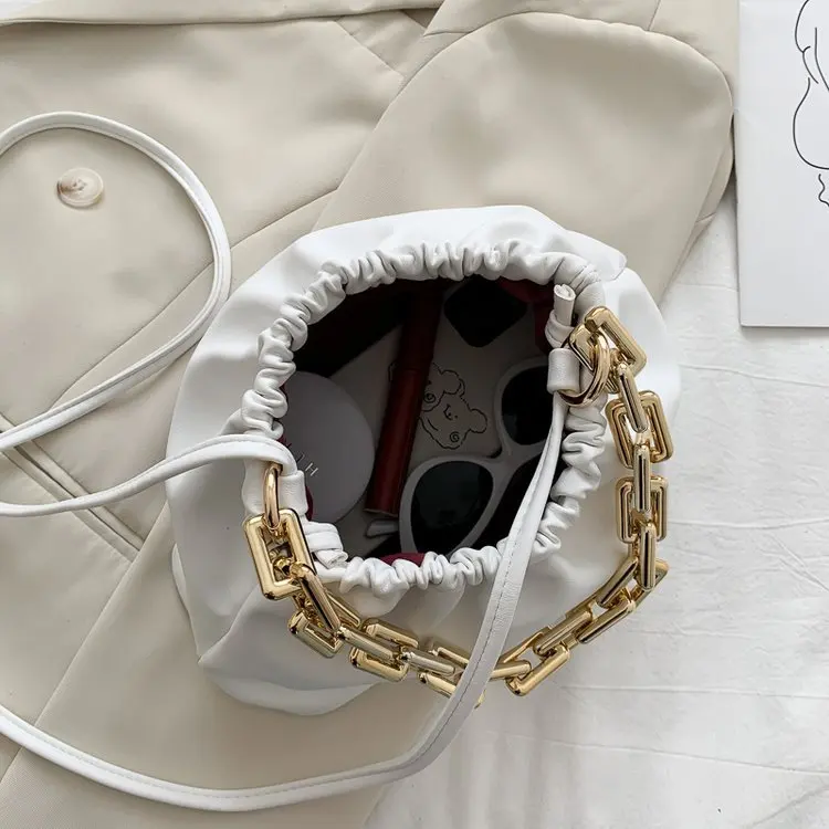 2020 new fashion Thick Gold Chains dumpling Clip Purse Bag Women Cloud Underarm ShoulderBag Pleated Baguette Pouch Totes Handbag
2020 new fashion Thick Gold Chains dumpling Clip Purse Bag Women Cloud Underarm ShoulderBag Pleated Baguette Pouch Totes Handbag