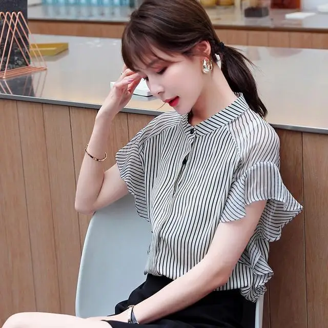 Design sense of Xinji top chiffon shirt women's summer 2021 new splicing swallow tail stripe short sleeve cover belly
Design sense of Xinji top chiffon shirt women's summer 2021 new splicing swallow tail stripe short sleeve cover belly