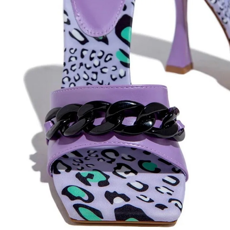 2021 Women's Sandals Fashion Summer Elegant New Metal Chain Decoration High Heels Mules Slides Pumps Square Toe Ladies Shoes 
2021 Women's Sandals Fashion Summer Elegant New Metal Chain Decoration High Heels Mules Slides Pumps Square Toe Ladies Shoes