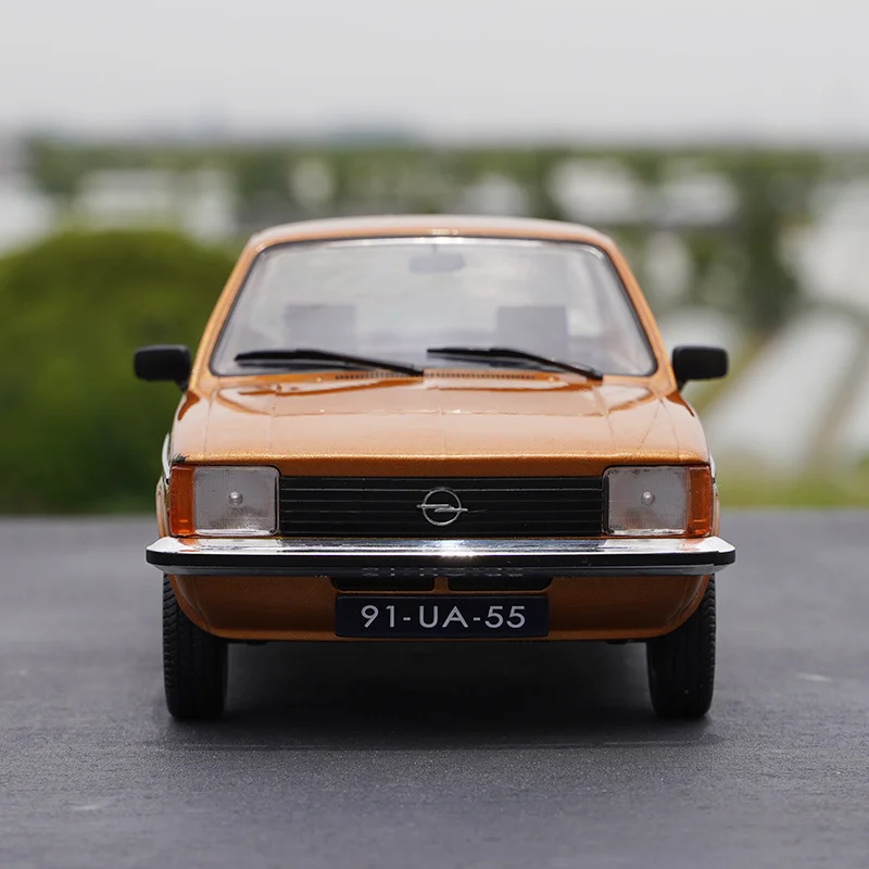 1/18 Alloy Die-casting Simulation Car Model Triple 9 Opel Kadett C2 Adult Collection Children's Toys Family Showcase
1/18 Alloy Die-casting Simulation Car Model Triple 9 Opel Kadett C2 Adult Collection Children's Toys Family Showcase