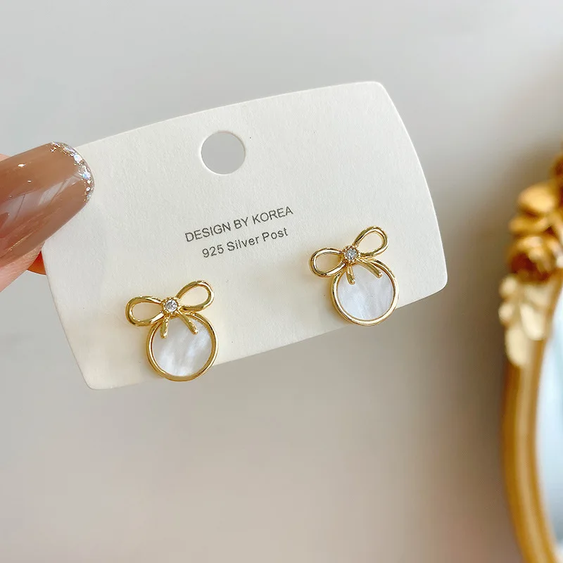 Korean bow earrings Japanese sweet and cute little fragrant earrings female wild mother-of-pearl earrings
Korean bow earrings Japanese sweet and cute little fragrant earrings female wild mother-of-pearl earrings