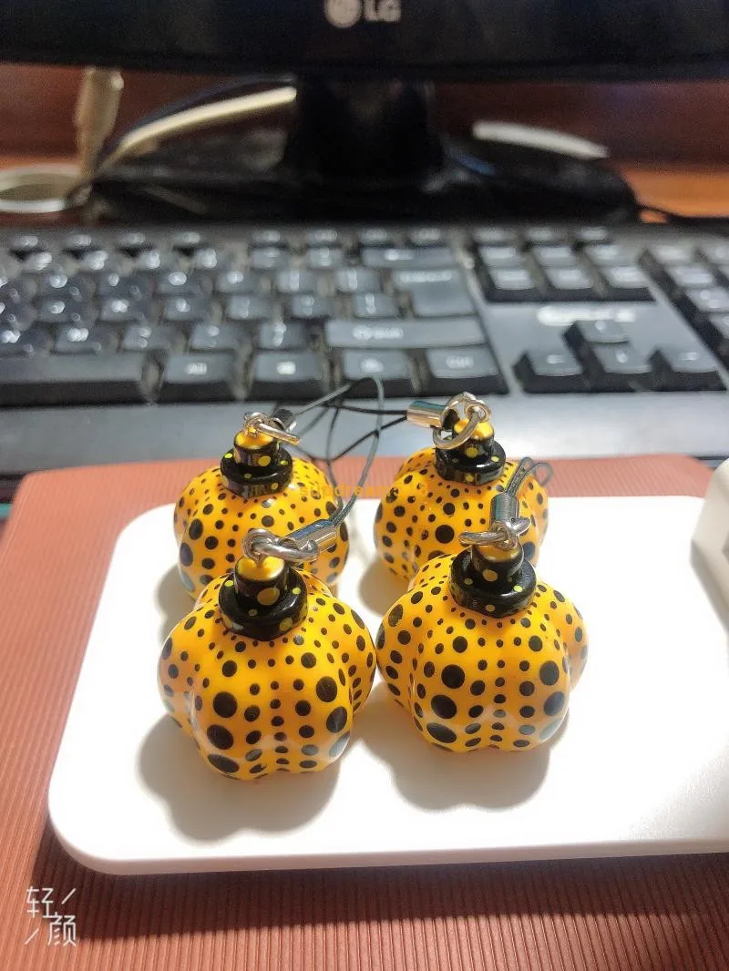 1 шт. подвеска с тыквой Lammfromm Yayoi Kusama японский художник пресс-вес предметы скульптура желтые Брелки Новинка
1 шт. подвеска с тыквой Lammfromm Yayoi Kusama японский художник пресс-вес предметы скульптура желтые Брелки Новинка