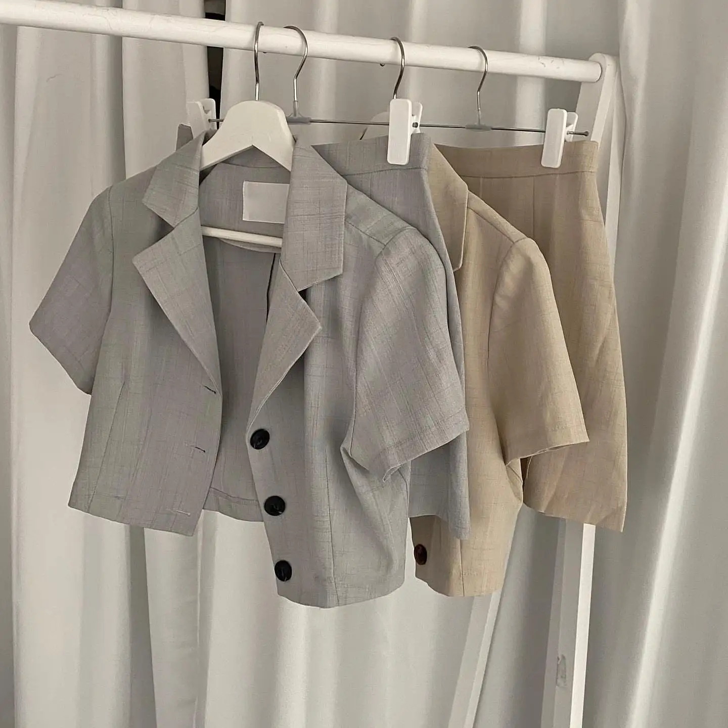 2021 Korea Summer Two Piece Set Elegant Notched Office OL Short Blazer + High Waist Mini Pleated Skirts Outfits
2021 Korea Summer Two Piece Set Elegant Notched Office OL Short Blazer + High Waist Mini Pleated Skirts Outfits