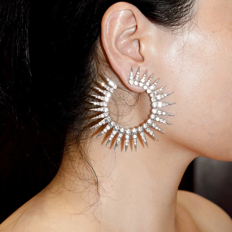 Personality Sunflower C Shape Women Earring Micro Paved CZ Stone Elegant Lady Wedding Party Earrings Jewelry New Dropship
Personality Sunflower C Shape Women Earring Micro Paved CZ Stone Elegant Lady Wedding Party Earrings Jewelry New Dropship