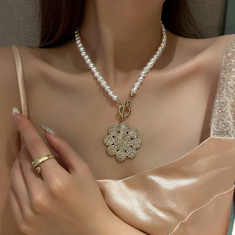 European and American exaggerated jewelry with rhinestone flower pearl personalized fashion short money ornaments for women
European and American exaggerated jewelry with rhinestone flower pearl personalized fashion short money ornaments for women