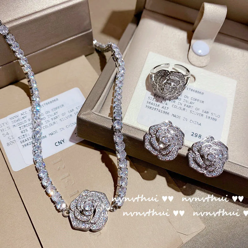 August New Fashion Accessories Rose Flower Gemstone Necklace Camellia Shape Zircon Full Diamond Clavicle Chain Tassel Earrings
August New Fashion Accessories Rose Flower Gemstone Necklace Camellia Shape Zircon Full Diamond Clavicle Chain Tassel Earrings