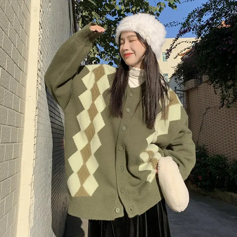 Plaid Knit Cardigan Sweater Women Vintage V Neck Long Sleeve Single Breasted Solid Sweater Winter Casual Lattice Outerwear Top
Plaid Knit Cardigan Sweater Women Vintage V Neck Long Sleeve Single Breasted Solid Sweater Winter Casual Lattice Outerwear Top