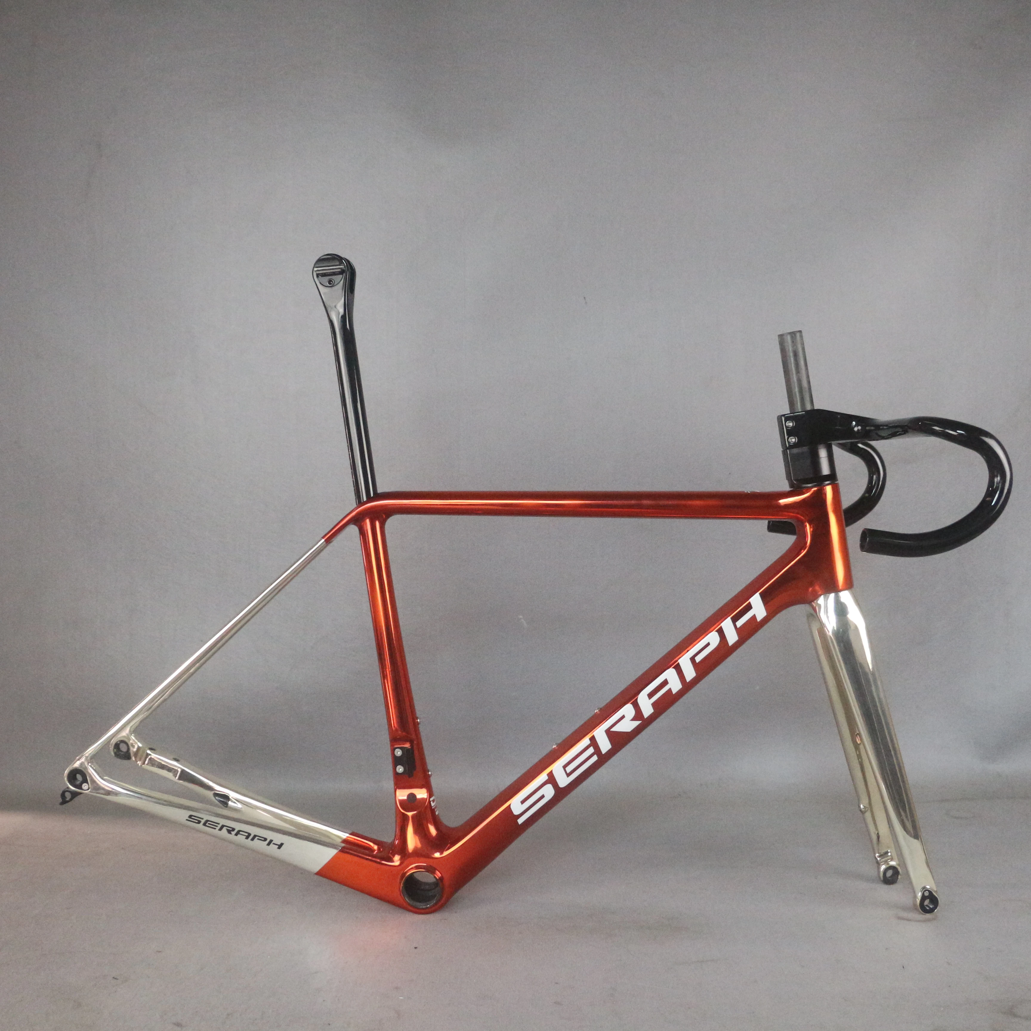 2022 Plating gold and plating red all inner cable Disc road carbon frame .bicycle frameset
2022 Plating gold and plating red all inner cable Disc road carbon frame .bicycle frameset