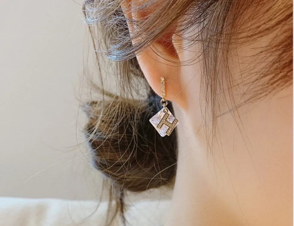 925 Silver Needle Zircon Earrings Korea Dongdaemun Temperament Full Diamond H Letter Cute Simple Earrings Personality Female
925 Silver Needle Zircon Earrings Korea Dongdaemun Temperament Full Diamond H Letter Cute Simple Earrings Personality Female