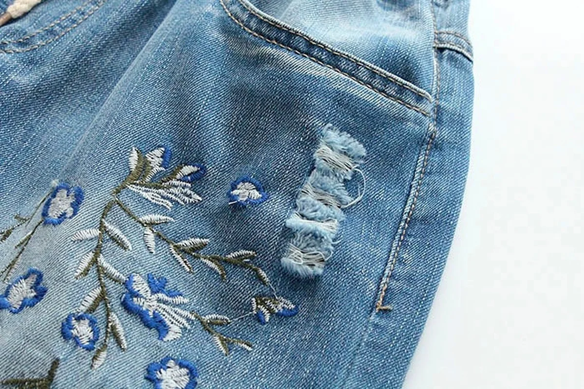 2021 Women Summer Loose Plus Size Vintage Hole Shorts Female Floral Embroidery Cotton Denim Shorts Literature Lady Streetwear
2021 Women Summer Loose Plus Size Vintage Hole Shorts Female Floral Embroidery Cotton Denim Shorts Literature Lady Streetwear