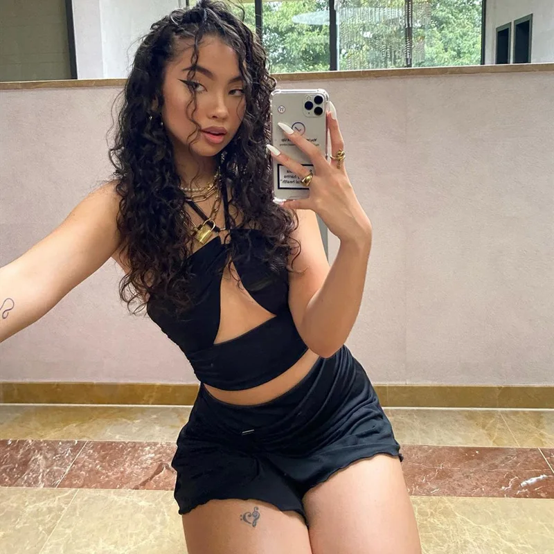 Cut-out Black Halter Crop Tops For Women Sleevless Rave Holiday Party Clubwear Solid Black Sexy Camis Streetwea Girl Cropped Top 
Cut-out Black Halter Crop Tops For Women Sleevless Rave Holiday Party Clubwear Solid Black Sexy Camis Streetwea Girl Cropped Top