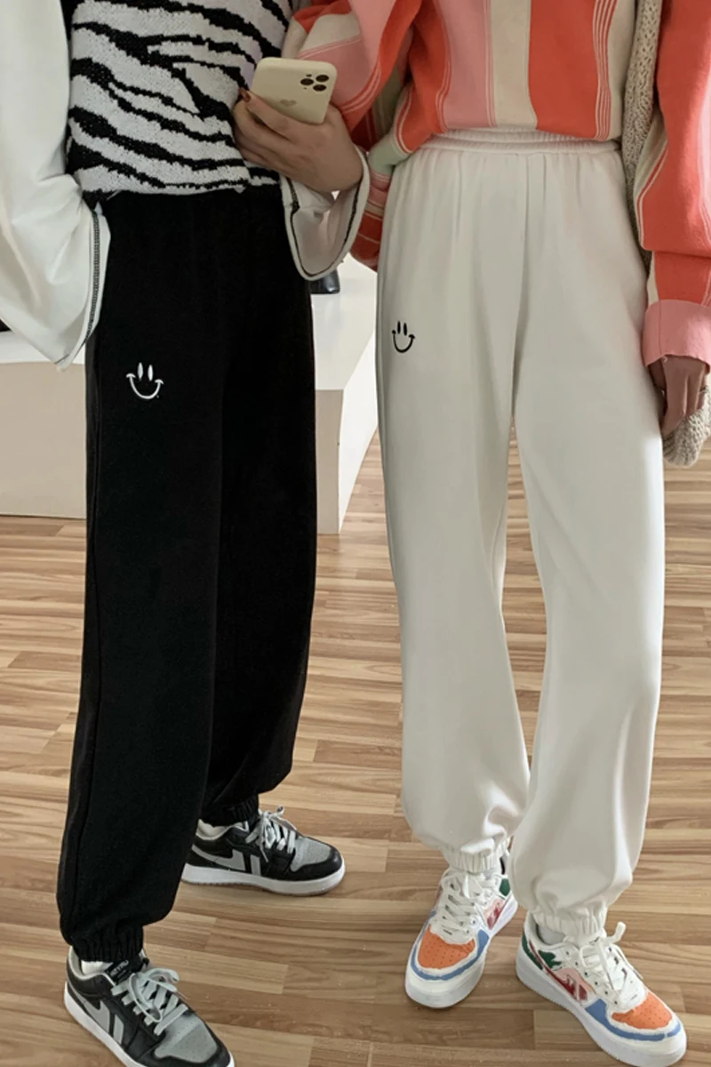 Autumn/winter new Korean version of loose embroidery fleece foot guard pants trousers wild thin high waist casual pants women 
Autumn/winter new Korean version of loose embroidery fleece foot guard pants trousers wild thin high waist casual pants women