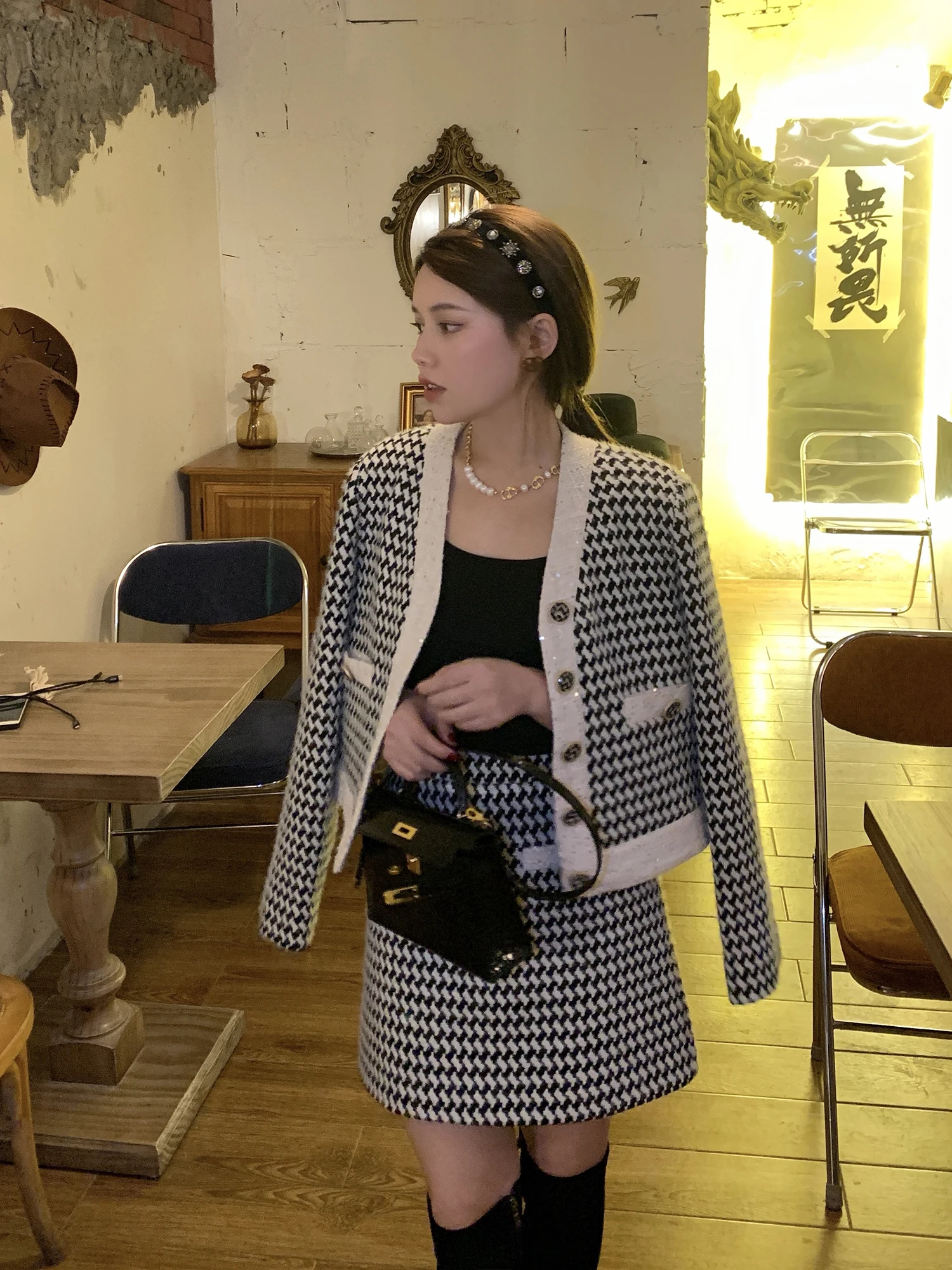 Женский винтажный шерстяной костюм, комплект из двух предметов, короткая однобортная куртка и мини-юбка с блестками «гусиные лапки»
Женский винтажный шерстяной костюм, комплект из двух предметов, короткая однобортная куртка и мини-юбка с блестками «гусиные лапки»