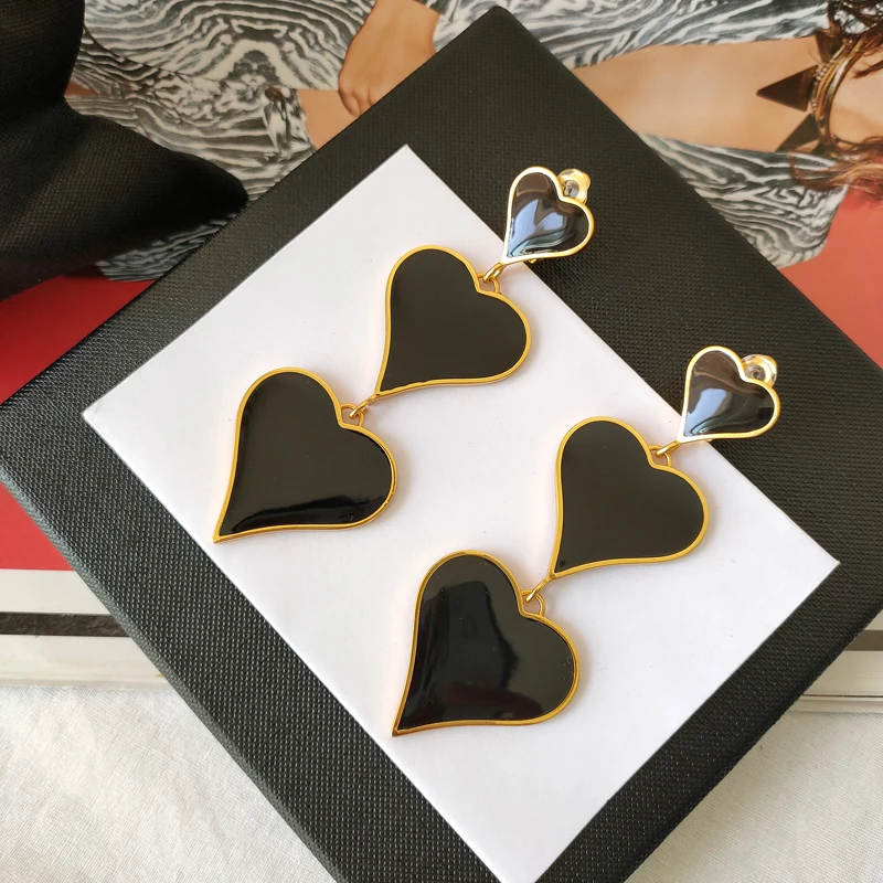 Exaggerated black love tassel ear clip sweet temperament heart-shaped simple earrings
Exaggerated black love tassel ear clip sweet temperament heart-shaped simple earrings