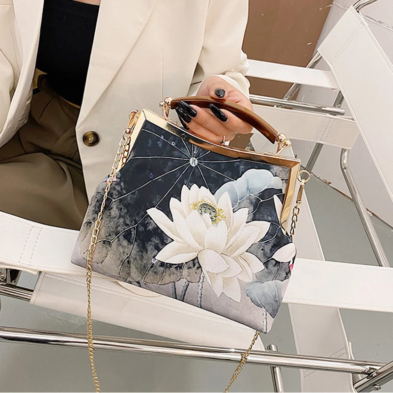 Crossbody Bag Women 2021 New Luxury Designer Handbag Ladies Vintage Tassel Lotus Flower Red Wedding Party Simple Top-Handle Bags
Crossbody Bag Women 2021 New Luxury Designer Handbag Ladies Vintage Tassel Lotus Flower Red Wedding Party Simple Top-Handle Bags