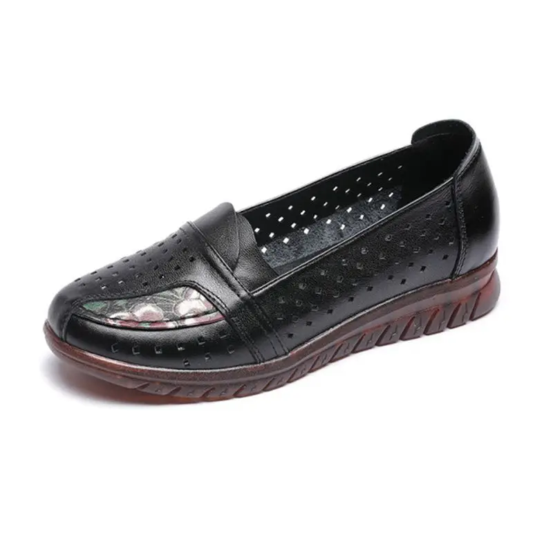 Spring and summer new leisure leather hollow out mother's shoes hole sandal middle-aged flat shoes 
Spring and summer new leisure leather hollow out mother's shoes hole sandal middle-aged flat shoes