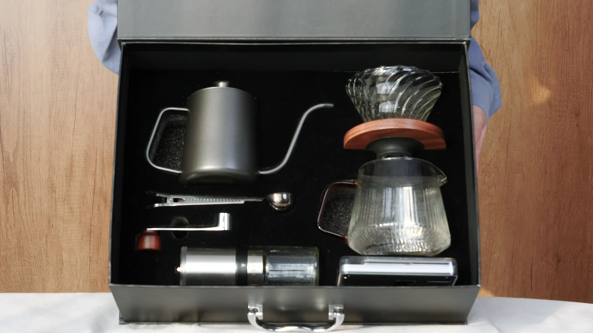 V60 Coffee Set Ceramic Coffee Grinder Dripper Filter Kettle Travel Bag Gift Kit Barista Tools Espresso Coffee Maker Gift Set
V60 Coffee Set Ceramic Coffee Grinder Dripper Filter Kettle Travel Bag Gift Kit Barista Tools Espresso Coffee Maker Gift Set