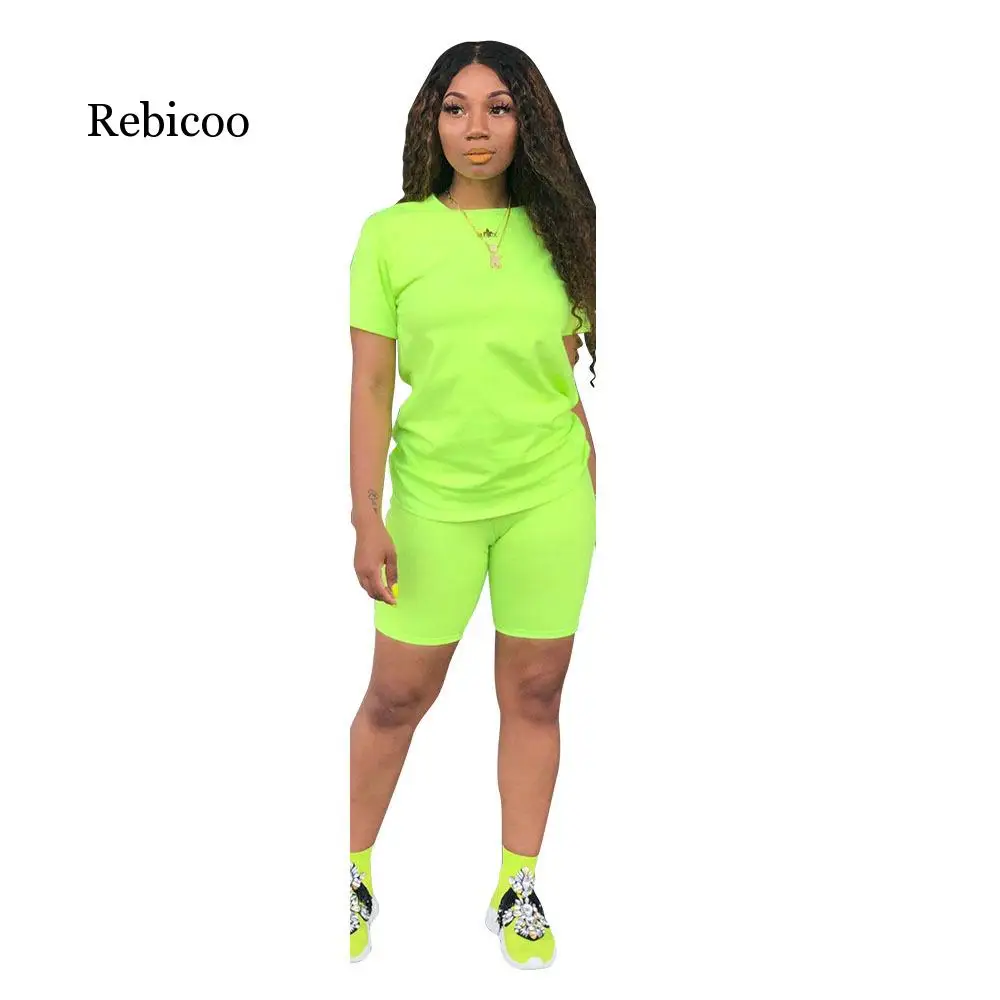 Two-piece solid color women's short-sleeved crew neck T-shirt and tight shorts simple style sportswear suit
Two-piece solid color women's short-sleeved crew neck T-shirt and tight shorts simple style sportswear suit
