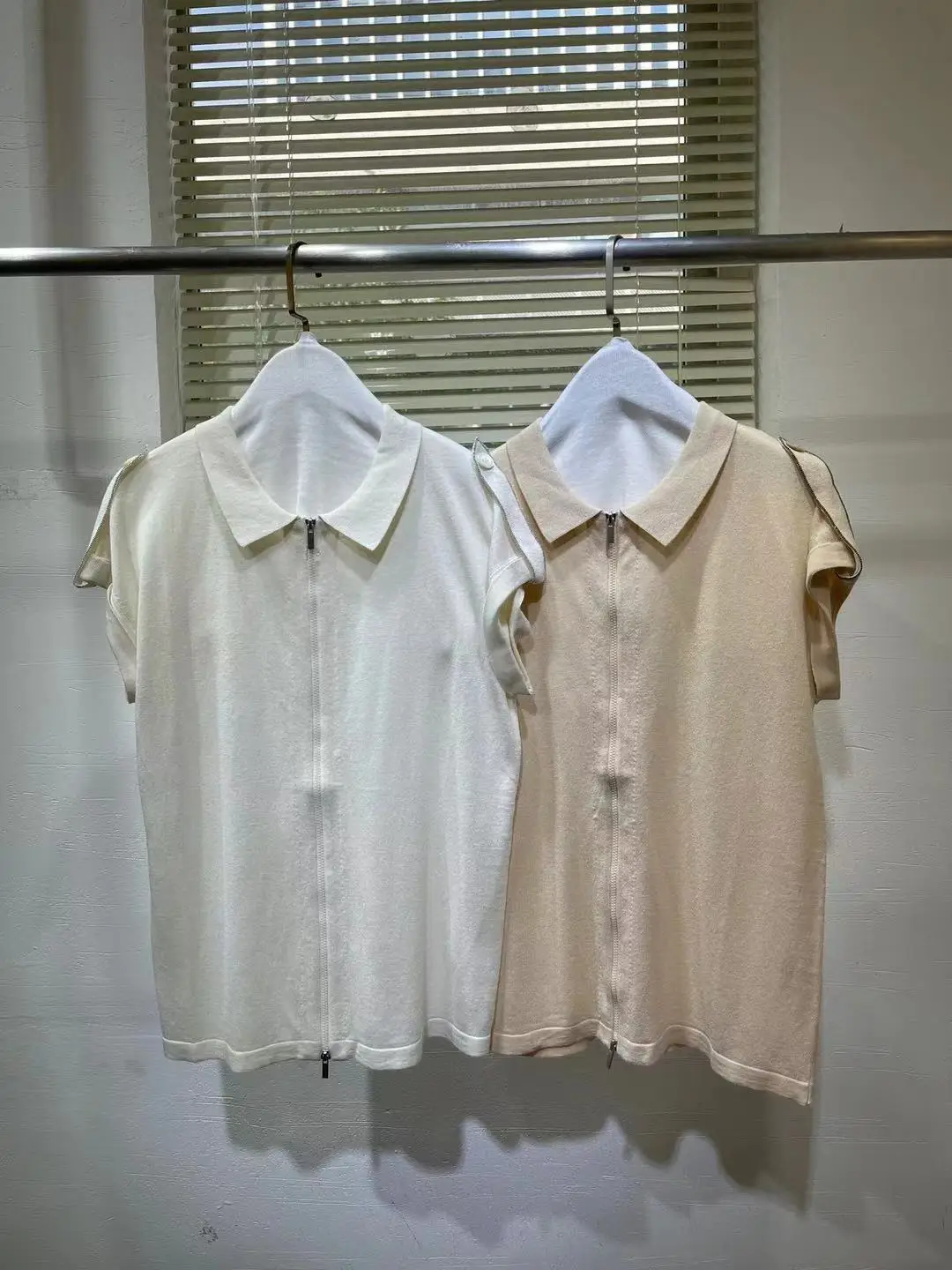 Women Fashion Knit Blouse Short Sleeve Turn down Collar Casual Beading Tops Women Shirts Female 2021 Autumn Winter Blouses
Women Fashion Knit Blouse Short Sleeve Turn down Collar Casual Beading Tops Women Shirts Female 2021 Autumn Winter Blouses