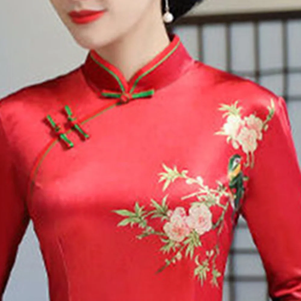 New gold velvet cheongsam long Chinese style female old Shanghai retro mother 2020 long three-quarter sleeves
New gold velvet cheongsam long Chinese style female old Shanghai retro mother 2020 long three-quarter sleeves