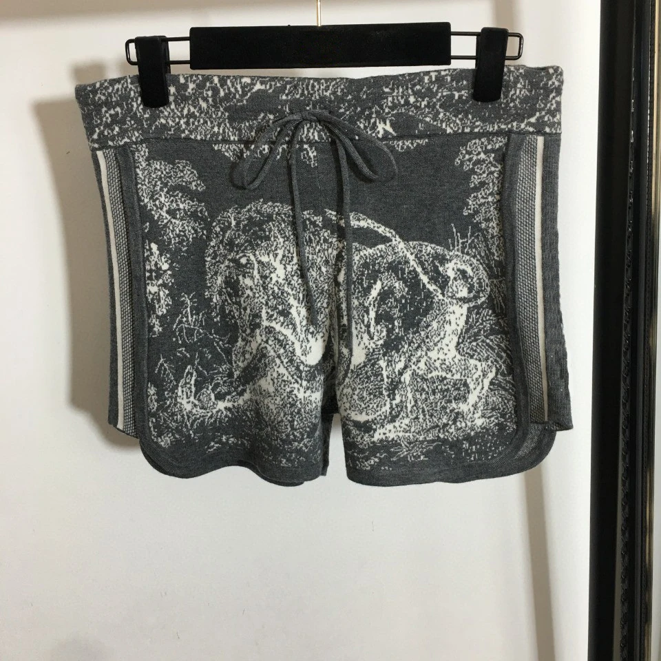 High Quality Luxury Autumn Sexy Women's Animal Print Round Neck Hooed Pullover Knit Sweater + High-waist Shorts 2pcs Set
High Quality Luxury Autumn Sexy Women's Animal Print Round Neck Hooed Pullover Knit Sweater + High-waist Shorts 2pcs Set