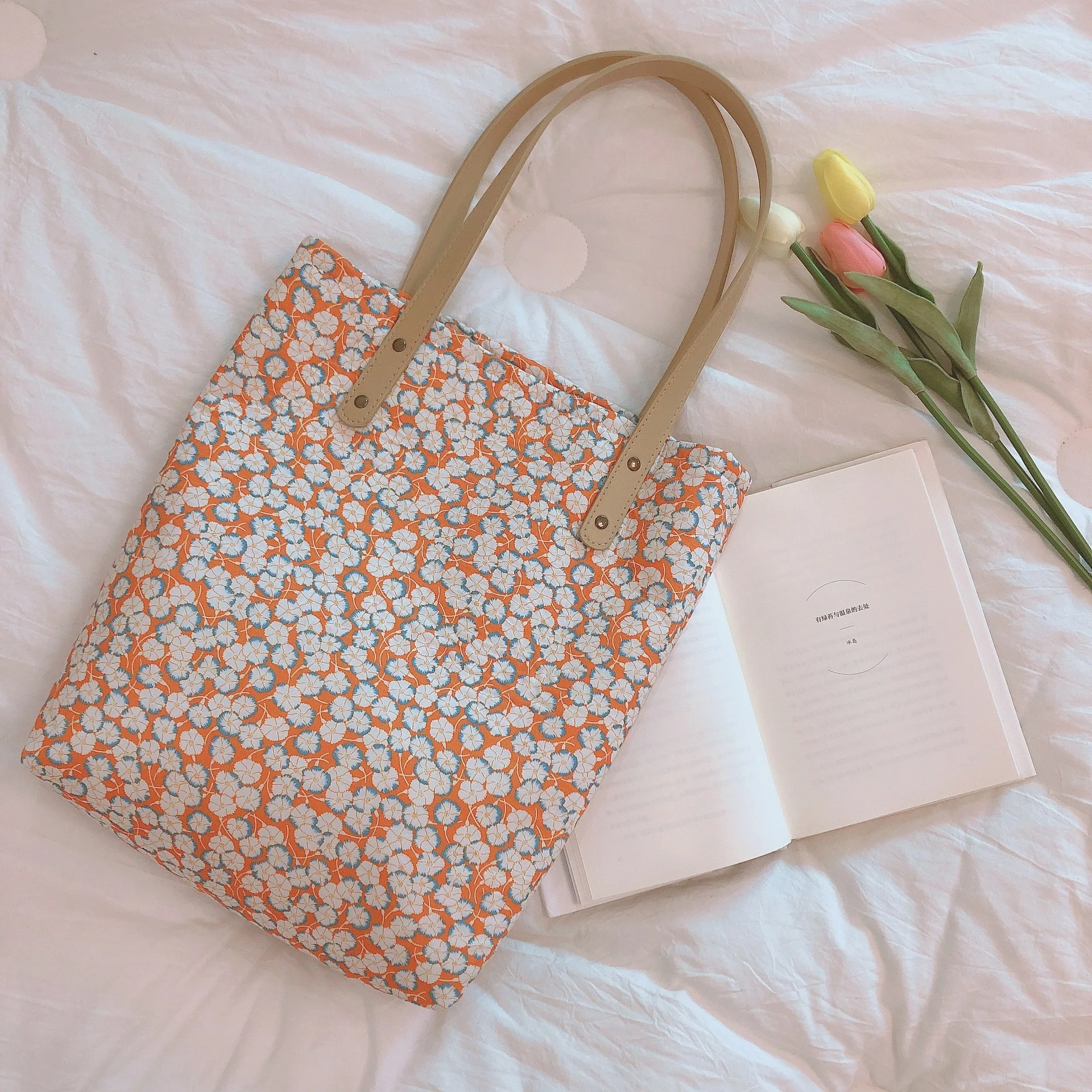 Сумка-тоут женская из хлопка, с цветочным рисунком и кожаной ручкой
Сумка-тоут женская из хлопка, с цветочным рисунком и кожаной ручкой