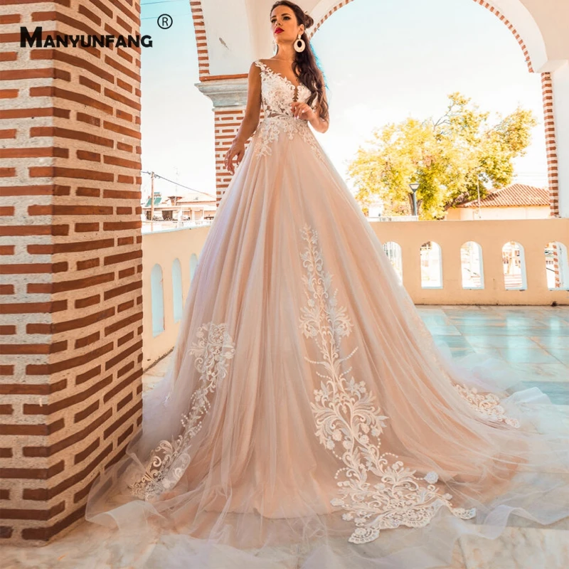 Custom Made O-Neck Sleeveless Chapel Train Bridal Ball Gown Luxury Embroidery Appliques Tulle Button Back Wedding Dress 2021
Custom Made O-Neck Sleeveless Chapel Train Bridal Ball Gown Luxury Embroidery Appliques Tulle Button Back Wedding Dress 2021