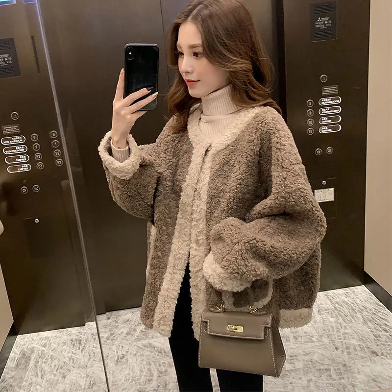 Women 2022 Winter Fashion Loose Faux Fur h Coats Female Short O-neck Warm Overcoats Ladies Imitation Lamb Fur Jackets Y925
Women 2022 Winter Fashion Loose Faux Fur h Coats Female Short O-neck Warm Overcoats Ladies Imitation Lamb Fur Jackets Y925