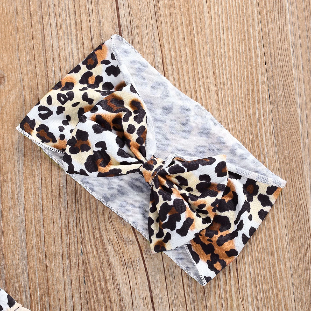 2020 Newborn Baby Girls Clothing Set Infant Short Sleeve Round Collar Tassel Hem Top + Kids Leopard Print Shorts + Headband 0-2T
2020 Newborn Baby Girls Clothing Set Infant Short Sleeve Round Collar Tassel Hem Top + Kids Leopard Print Shorts + Headband 0-2T