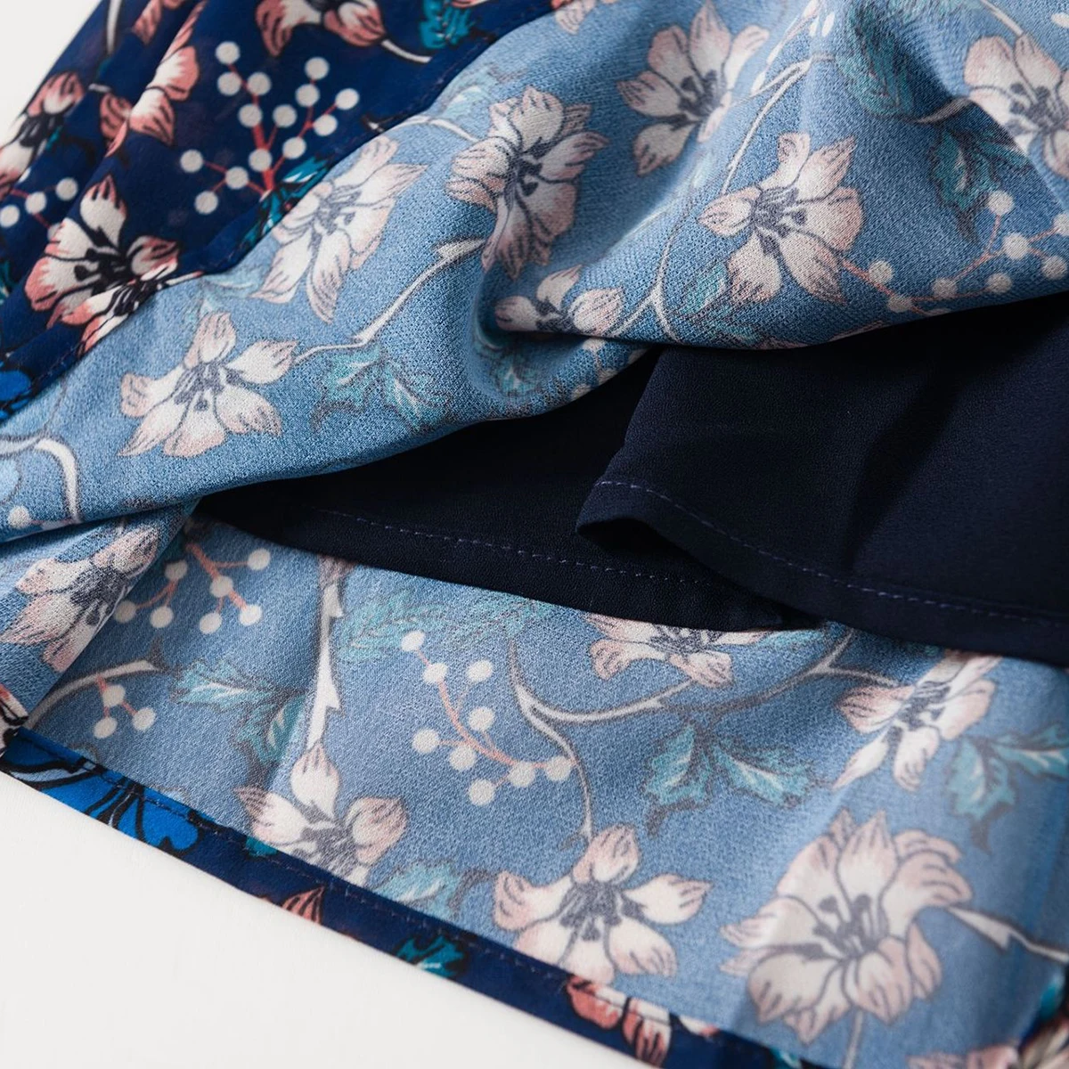 Blue Floral Print Long Dress Woman Spring Summer Puff Sleeve O Neck Button Dresses Casual Vintage French Style Vestido 2021
Blue Floral Print Long Dress Woman Spring Summer Puff Sleeve O Neck Button Dresses Casual Vintage French Style Vestido 2021