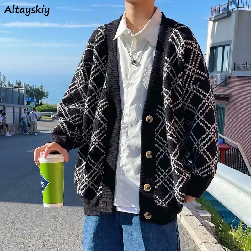 Vintage Black Plaid Cardigans Men Japanese Fashion V-neck Sweaters Baggy Knitted Outerwear Oversize S-3XL Single Breasted Sueter
Vintage Black Plaid Cardigans Men Japanese Fashion V-neck Sweaters Baggy Knitted Outerwear Oversize S-3XL Single Breasted Sueter