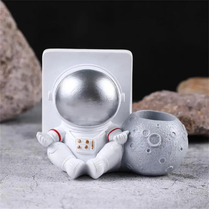 Desk Astronaut Pen Holder Figurines For Interior Decoration Bookshelf Office Astronaut Cosmonaut Statues Gift For Man Boyfriend
Desk Astronaut Pen Holder Figurines For Interior Decoration Bookshelf Office Astronaut Cosmonaut Statues Gift For Man Boyfriend