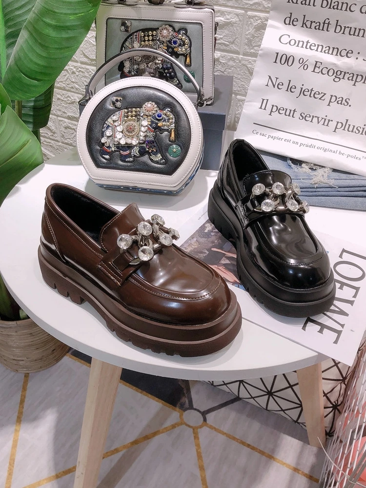 2021 spring and autumn models of rhinestone chain thick-soled women's shoes British style slope heel small leather shoes
2021 spring and autumn models of rhinestone chain thick-soled women's shoes British style slope heel small leather shoes