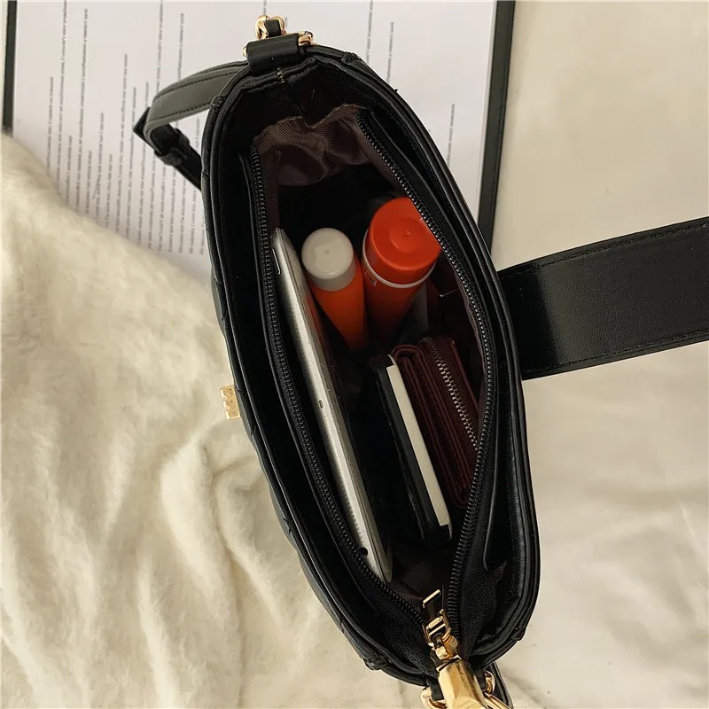 Trend Lock Bucket Bag Luxury PU Rhombic Pattern Women Chain Shoulder Bag with Lock Lady Designer Crossbody Bags Classic Handbags
Trend Lock Bucket Bag Luxury PU Rhombic Pattern Women Chain Shoulder Bag with Lock Lady Designer Crossbody Bags Classic Handbags